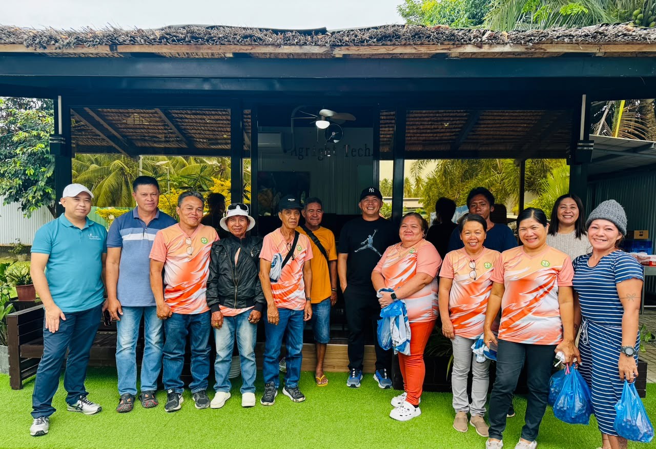 Farmers and AgRight team gathered after a learning session